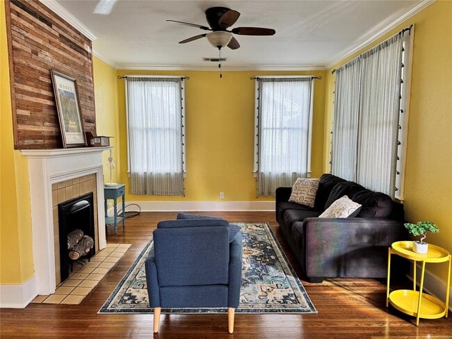 Building Photo - 2237 Winona Ave