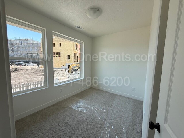 Building Photo - NO DEPOSIT option available for qualified ...