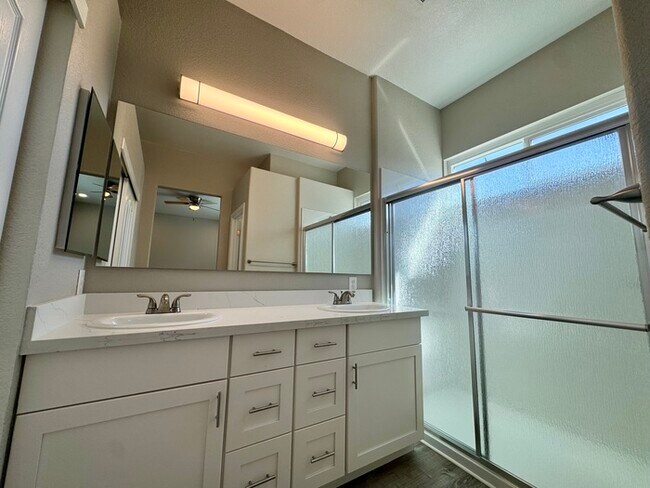 Building Photo - 3 bedroom 2 bath beautiful home in West Sac