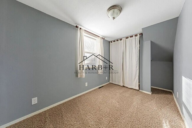 Building Photo - Pet-Friendly 3-Bedroom Gem in Prime Rochester Location