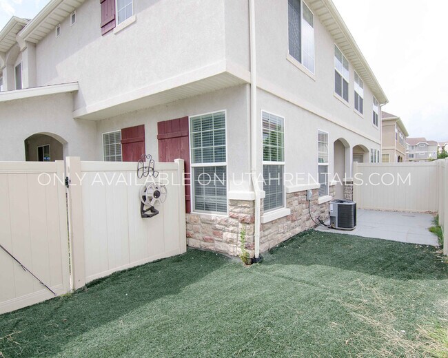 Building Photo - 1054 W 70 N