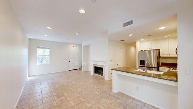 Building Photo - Amazing 2 Bedroom/2.5 Bathroom