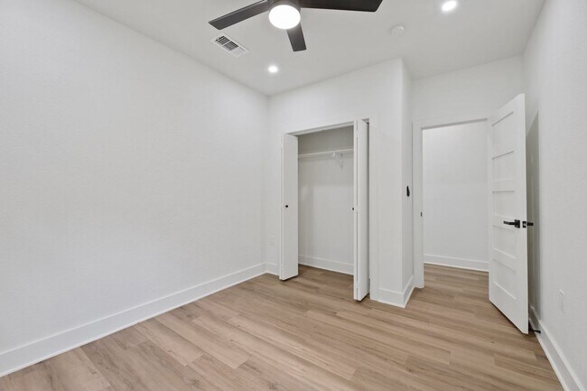 Building Photo - 8 BED 4 BATH Fully remodeled house in West...