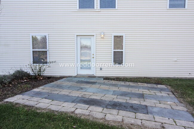 Building Photo - Perfect 3BR 2.5 BA Located Near All Necess...