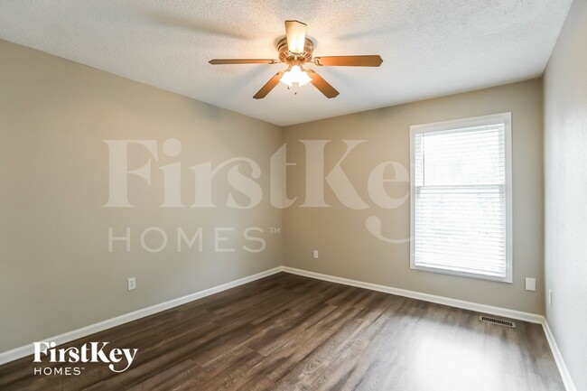 Building Photo - 9824 N Highland Terrace