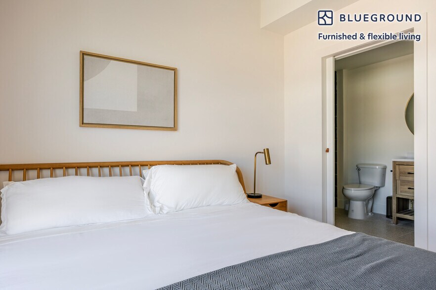 Building Photo - 611 N Virgil Ave