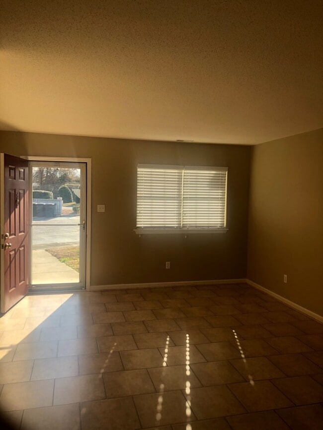 Building Photo - Beautiful Townhome 2Bed/ 1 Bath