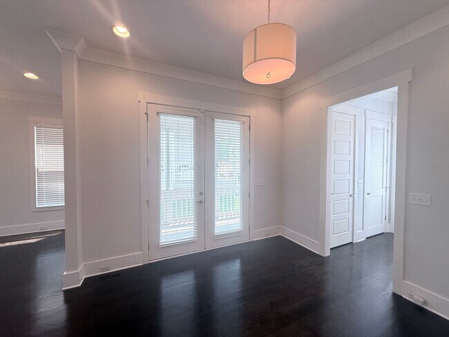 Building Photo - 3 bedroom/2.5 baths