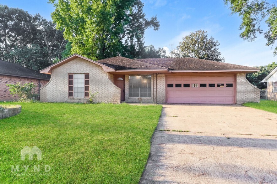Primary Photo - 1502 Maple St