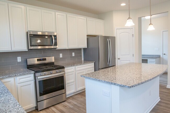 Building Photo - 2845 Beechwood Dr
