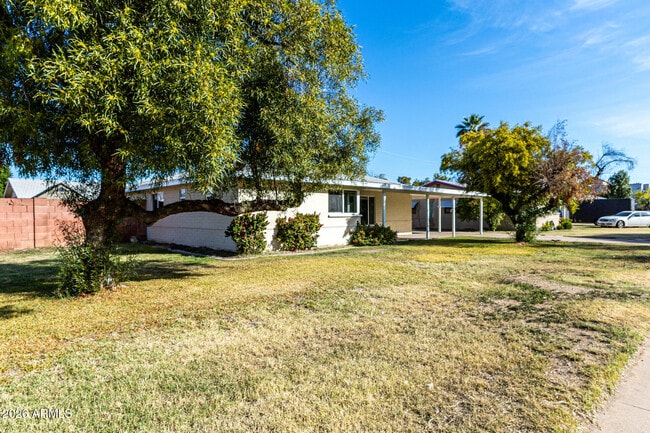 Building Photo - 3930 E Oak St