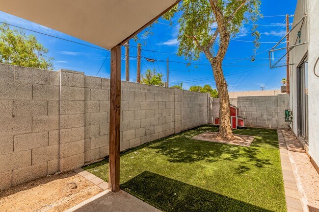 Building Photo - 3-Bedroom Furnished Townhouse with Private...