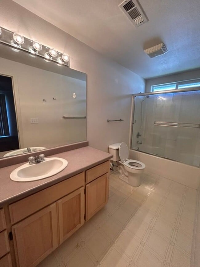 Building Photo - 3 Bedroom 2 Bath Home with a 2 Car Attached Garage