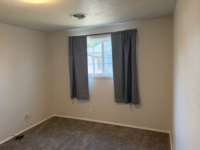 Building Photo - Updated 3-bedroom, 2-bathroom house in desirable Thurston neighborhood!