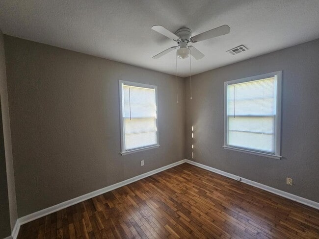 Building Photo - 504 Baker St