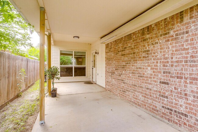 Building Photo - Amazing 3 Bed, 2 Bath Awaiting New Tenants- Burleson ISD- 76028