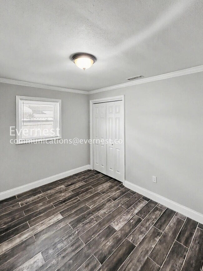 Building Photo - 1885 Shore Acres Blvd NE