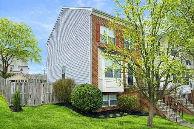 Building Photo - BEAUTIFUL THREE LEVEL TOWNHOME IN NORTH STAFFORD!