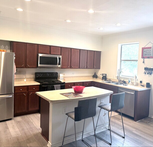 Building Photo - 528 Refugio St