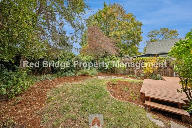 Building Photo - 2619 NE Flanders St