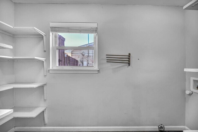 Building Photo - 2805 Silverway Dr