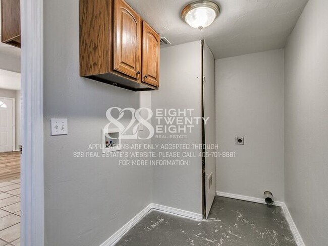 Building Photo - AVAILABLE NOW! Super Cute 2 Bed/1 Bath with HUGE backyard in Bethany!
