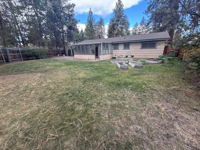 Building Photo - AVAILABLE SHORT TERM! Midtown 3 Bedroom Ho...