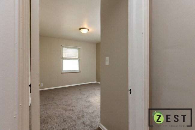 Building Photo - - BEAUTIFUL 3-BEDROOM 1 BATHROOM  April 11th 2-2:30 pm!