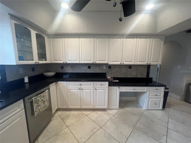 Building Photo - 681 Verona St