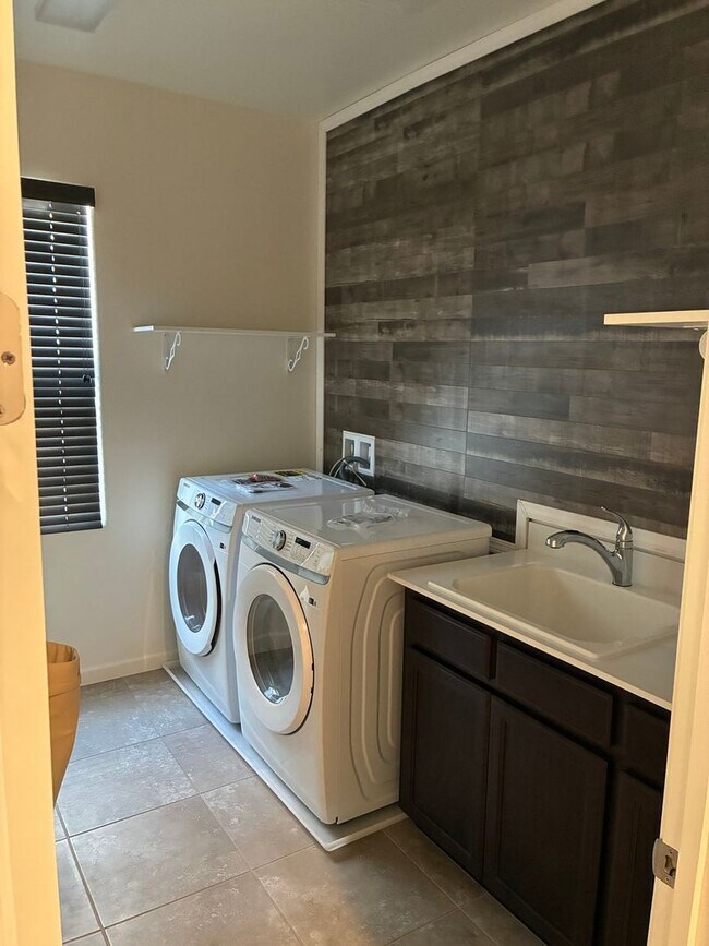 Building Photo - Spacious 3BR House in Gilroy