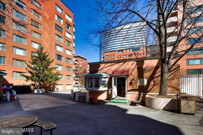 Building Photo - 1021 Arlington Blvd