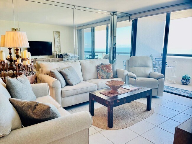 Building Photo - 2555 Collins Ave