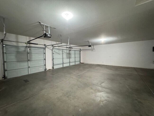 Building Photo - 3 Bed/2 Bath House with Boat Deep 3 Car Garage