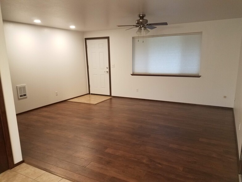 Living room empty - 1803 E Fox Hill St