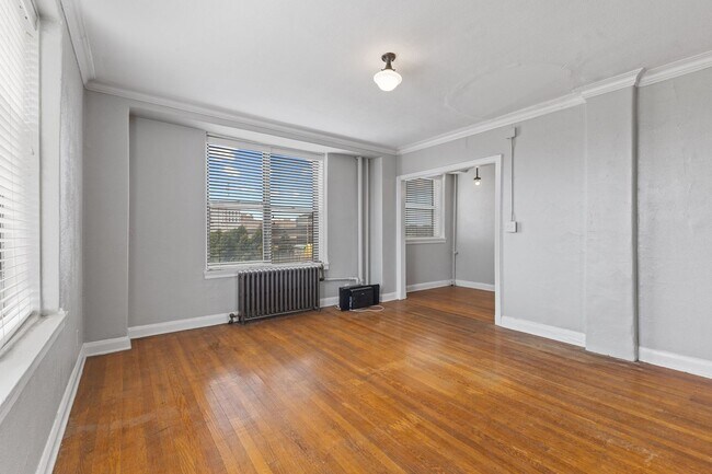 Building Photo - 28 E 16th St