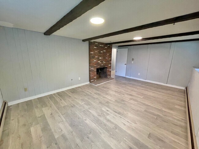Building Photo - Spacious 4 Bed / 3 Bath Single-Family Home...
