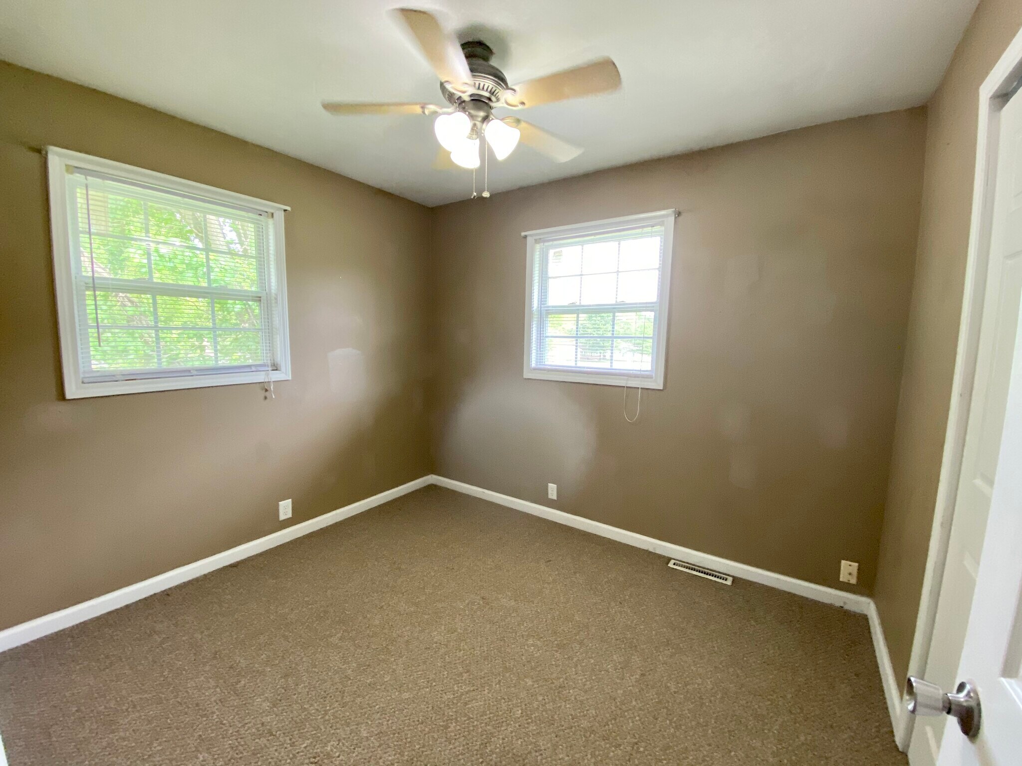 bedroom 2 - 407 E Lincoln St