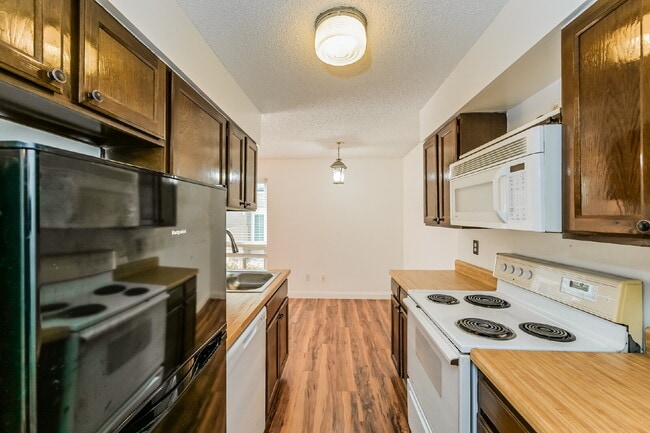 Building Photo - Cozy Garden-Level Condo with Park Views