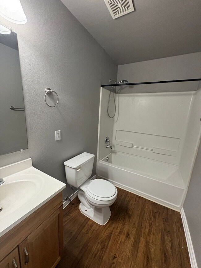 Building Photo - Newly Renovated Town-home