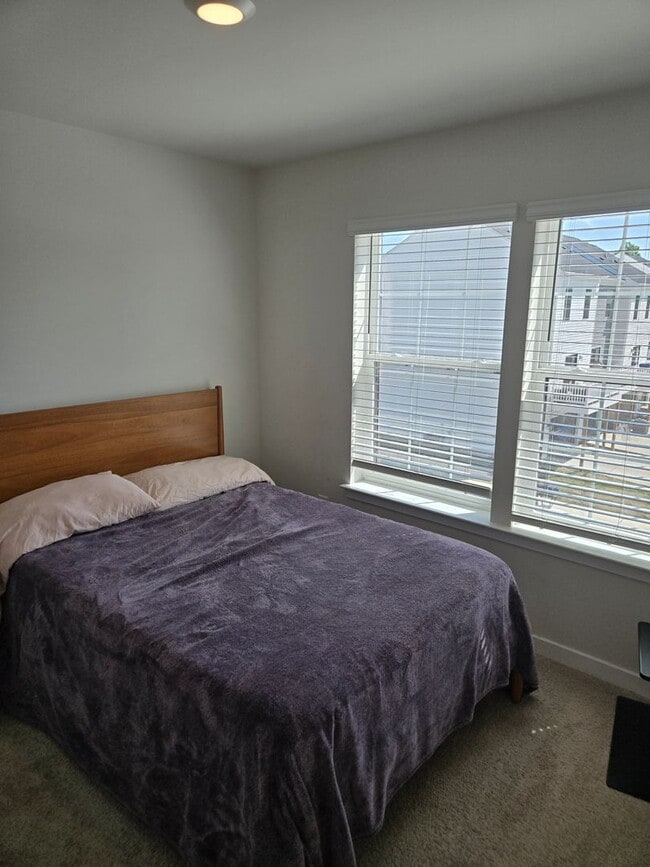 Building Photo - Beautiful Townhome in La Plata