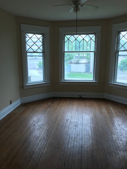 Building Photo - 114 W Taber St