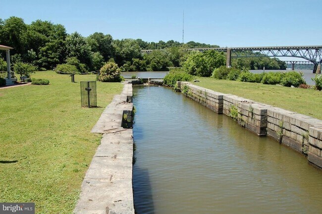 Building Photo - 421 Concord St