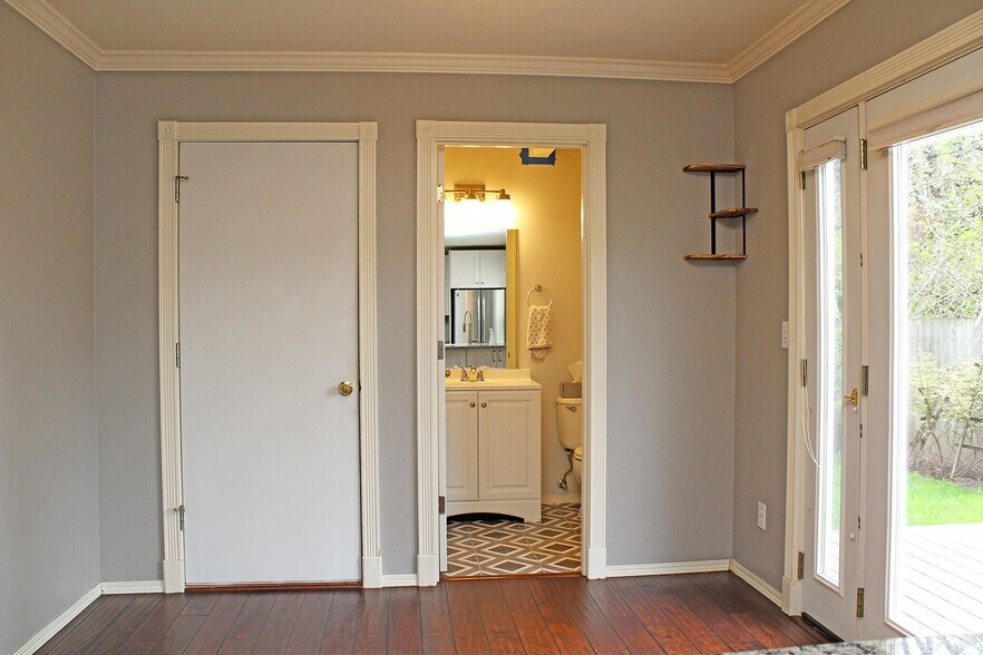 Building Photo - 4410 SW Appletree Pl