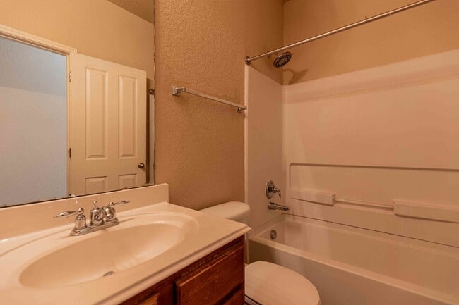 Building Photo - 906 Ashbury Bluff