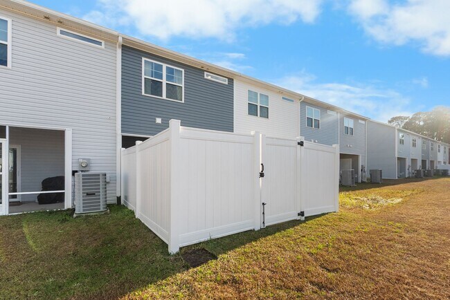 Building Photo - 2 Bed 2.5 Bath Townhome