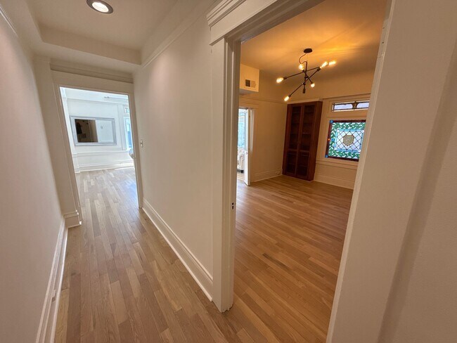 Building Photo - Epic REA- Spacious Flexible Plan 2 BR/1 BA...