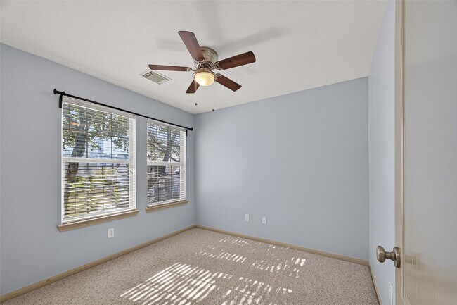 Building Photo - 313 Hogan St