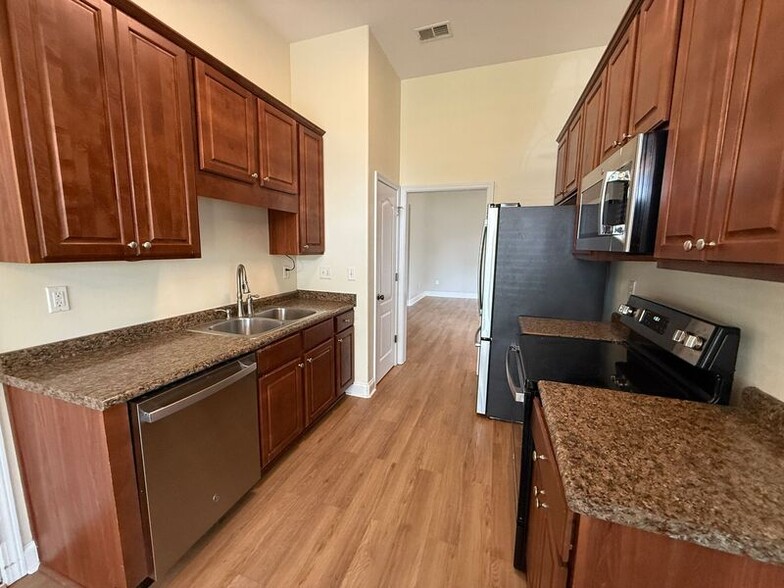 Building Photo - 3027 Belmont Dr