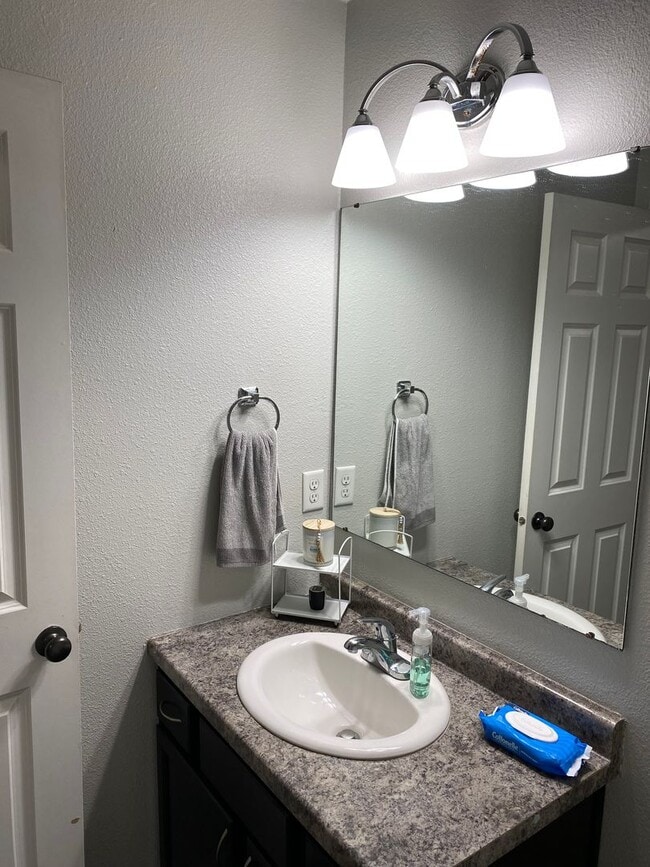 Building Photo - 3bed 2.5 bath Twinhome SORRY NO PETS!!