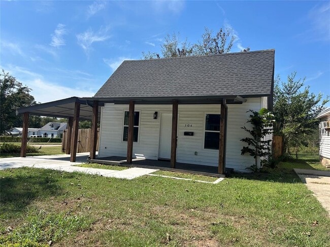 Building Photo - 304 N Tucker Ave